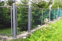 Забор секционный из сетки серого цвета для дачи