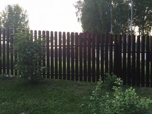 Забор из металлического штакетника ступеньками на винтовых сваях